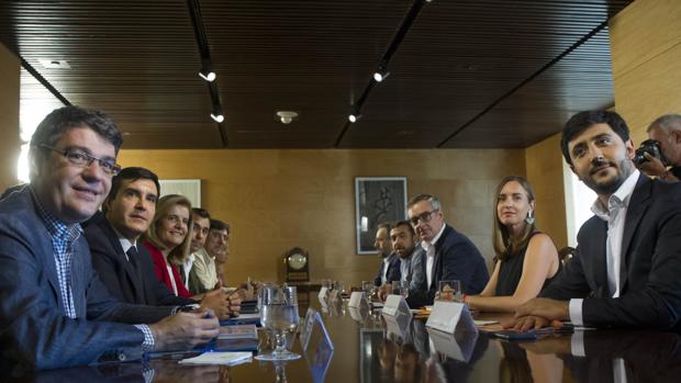 Primera reunión de los equipos negociadores de PP y Ciudadanos