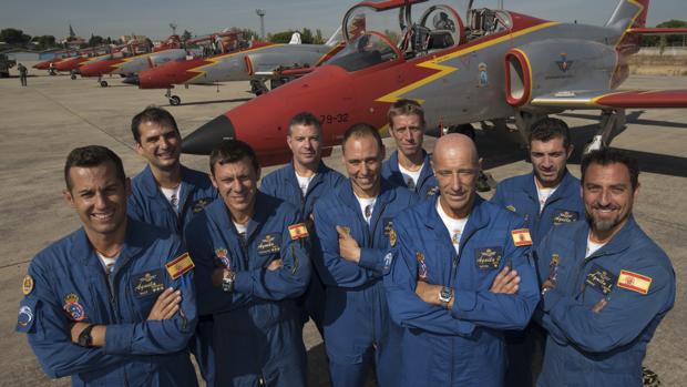 El equipo está formado por el jefe de patrulla, los siete pilotos titulares y los pilotos suplentes