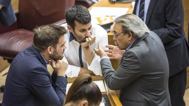 Fran Ferri (izquierda), con el conseller Vicent Marzá y Manuel Mata, en un Peno del Parlamento Valenciano
