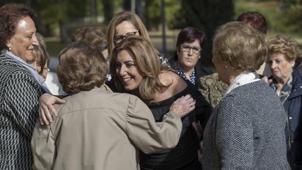 Susana Díaz, ayer en Sevilla, con asociaciones de viudas andaluzas