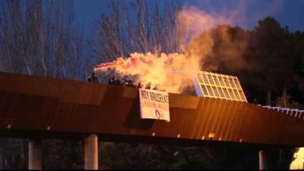 Momento de los disturbios en el puente cercano a la mezquita de la M-30