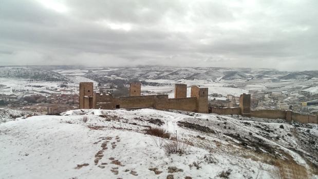 La localidad de Molina de Aragón cubierta por un manto de nieve. En primer término, el castillo