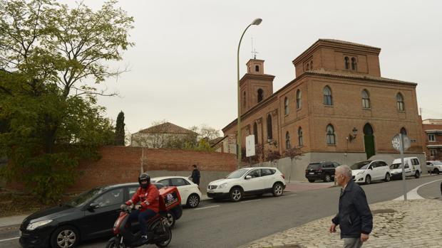 La iglesia de San Matías, junto a los terrenos (izquierda) donde se ubicará el gimnasio