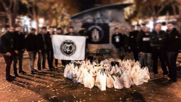 Miembros de Fondo Sur 1980, el día del partido, con la comida recolectada en Marceliano Santamaría