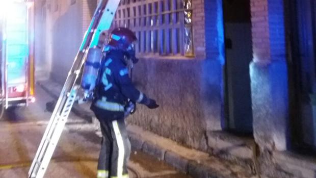 El fuego se produjo en el bajo del edificio, donde hay un taller de fabricación de calzado