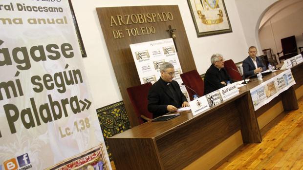El arzobispo (centro) durante la presentación de las V Jornadas Pastorales