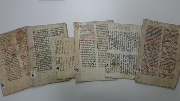Parte de los documentos musicales del archivo Simón Ruiz. Debajo, manuscrito sobre pergamino