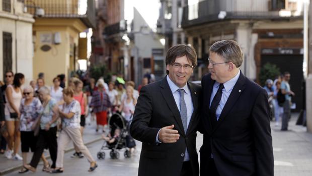 Imagen de archivo de los presidentes Puig y Puigdemont