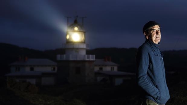 Eugenio Linares ha vivido desde hace 33 años en el faro de Estaca de Bares, en Mañón, con dos destellos cada siete segundos y medio. Cuando dentro de no más de dos años Eugenio se jubile, dejará un legado no solo de trabajo, sino de aportación cultural: ha permitido documentar un castro y el faro primitivo y ha escrito varios cuentos