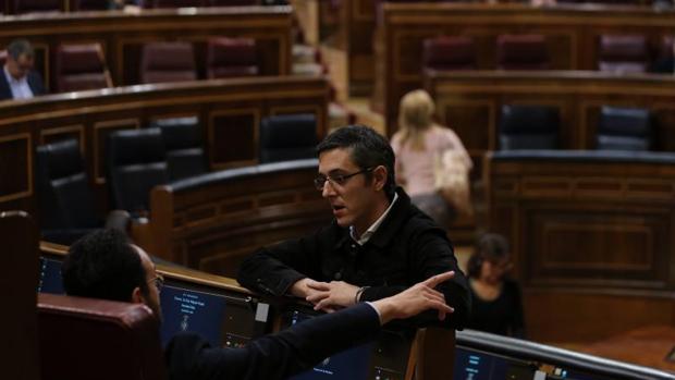 El diputado socialista Eduardo Madina habla con Hernando en ell Congreso