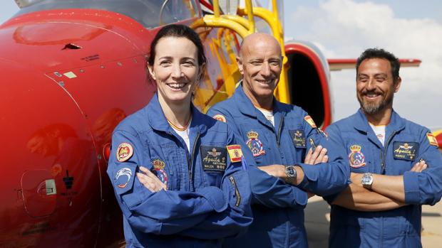 La capitán Rosa María García-Malea, primera mujer en formar parte de la Patrulla Águila, posa con compañeros en la Academia de San Javier (Murcia)