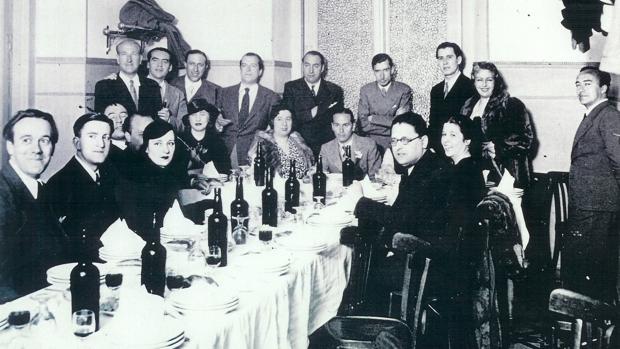Banquete ofrecido a Luis Cernuda (presidiendo la mesa) en Los Galayos, entonces Casa Rojo, el 29 de abril de 1936. Sentados, de izquierda a derecha: Eugenio Imaz, (sin identificar), Helena Cortesina , Manuel Fontanals (oculto tras Cortesina), Santiago Ontañón, María Antonieta Agenaar, Concha Méndez, La Argentinita y J. E. Morena Báez. De pie, de izquierda a derecha: Vicente Aleixandre, Federico García Lorca, Pedro Salinas, Rafael Alberti, Pablo Neruda, José Bergamín, Manuel Altolaguirre, María Teresa León y Víctor María Cortezo