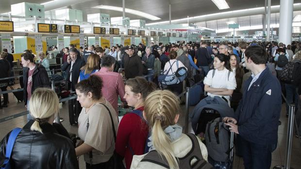 Colas en los mostradores del aeropuerto de El Prat