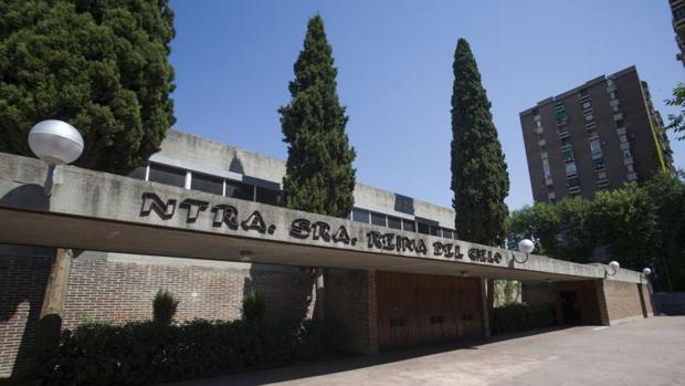 La parroquia se enclava en una de las zonas más populosas del distrito de Retiro
