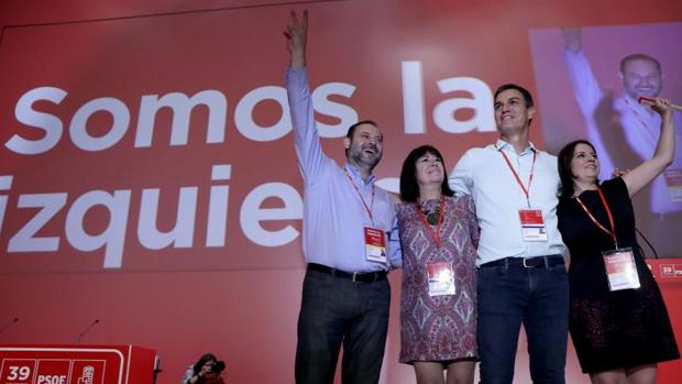 De izquierda a derecha, José Luis Abalos, Cristina Narbona, Pedro Sánchez y Adriana Lastra saludan a los delegados al comienzo del Congreso Federal del PSOE