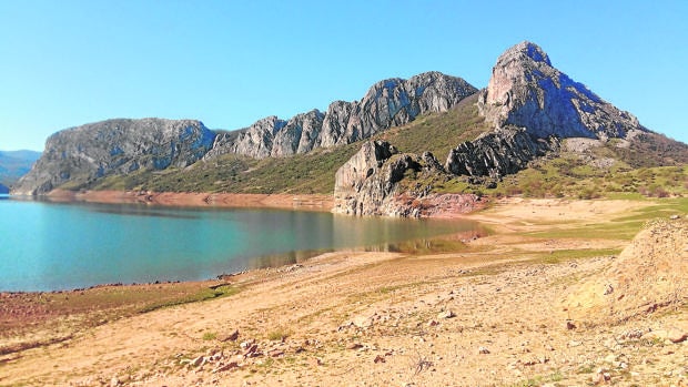 El embalse de Porma, en León, está a la mitad de su capacidad