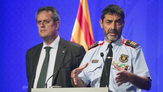 El conseller de Interior, Joaquim Forn (i), y el mayor de los Mossos d'Esquadra, Josep Lluís Trapero