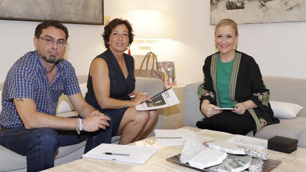 La presidenta Cifuentes, junto a la alcaldesa de San Fernando, Cati Rodríguez, y el primer teniente de alcalde, Joaquín Calzada