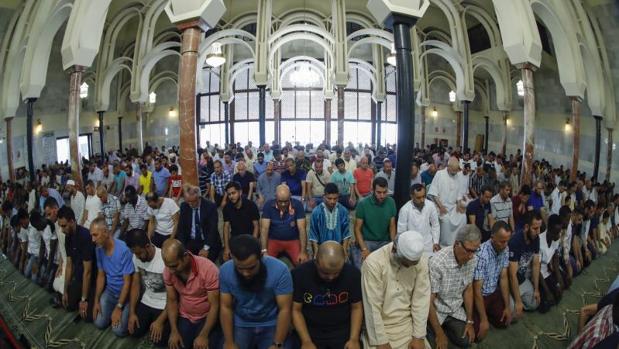Un grupo de musulmanes rezando ayer en la mezquita del Centro Islámico de Madrid