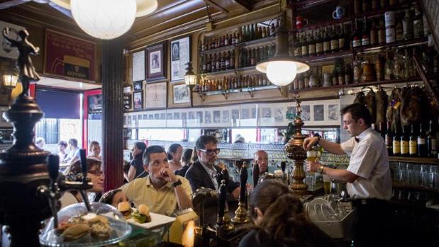 El interio de las bodega de La Ardosa, en Madrid