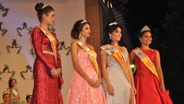 Timisan, segunda por la derecha, junto a su damas de honor