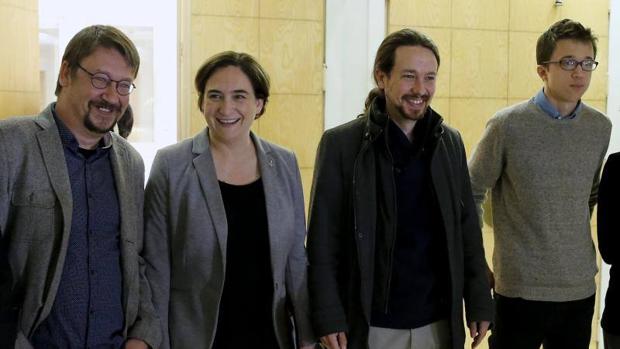 Iglesias, acompañado de Errejón, posa con Colau y Doménech