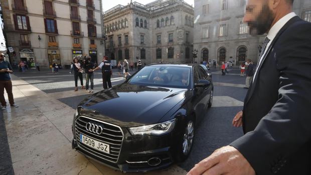 El presidente de la Generalitat, Carles Puigdemont, entra en coche al Palau de la Generalitat