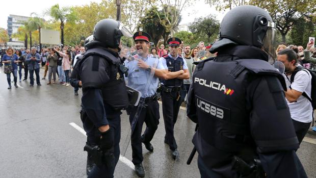 Discusión entre los Mossos y la Policía