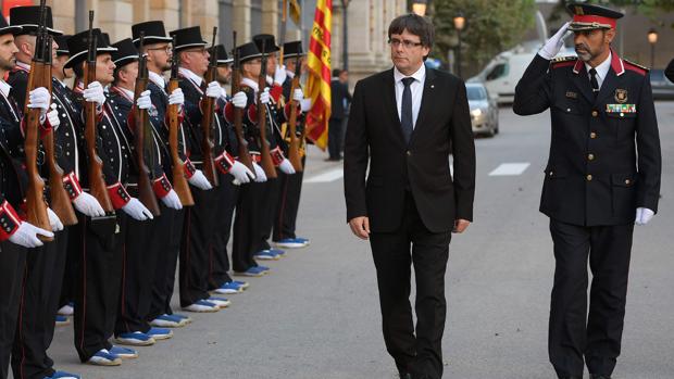 Trapero y Puigdemont, en un acto oficial pasando revista a una formación de mossos