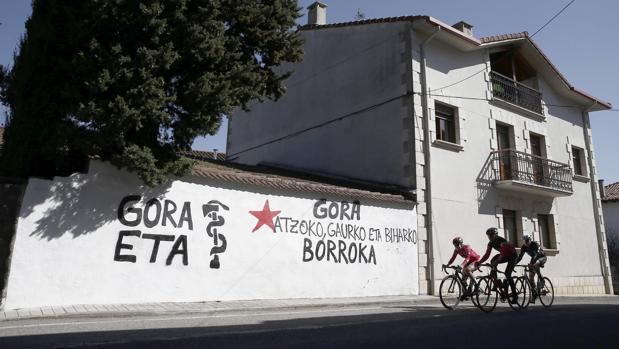 Pintada realizada esta madrugada en la pared de una vivienda de la localidad navarra de Iturmendi