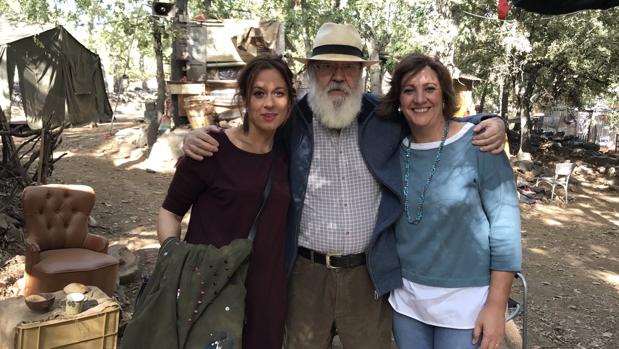 Ana Isabel Fernández y Patricia Franco, con José Luis Cuerda