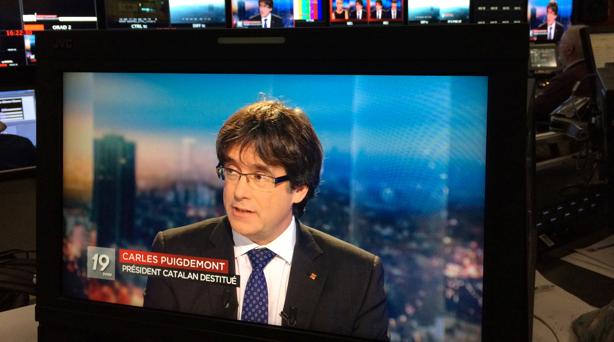 Carles Puigdemont, en una pantalla, durante su entrevista en la televisión belga