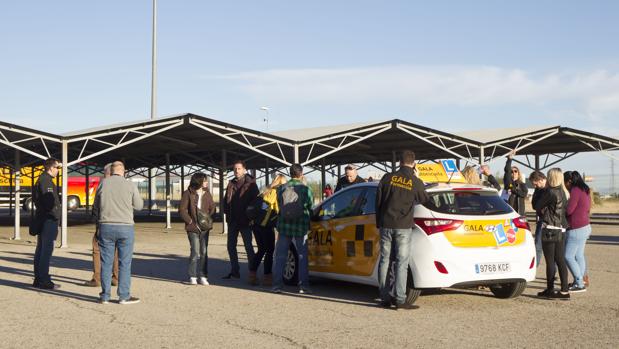 Varios alumnos esperan paraser examinados en el centro de la DGT en Móstoles