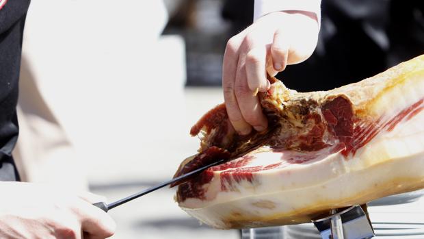 Salamanca celebra estos días el primer Foro Internacional del Ibérico. En la imagen, un cortador de jamón, en una fotografía de archivo