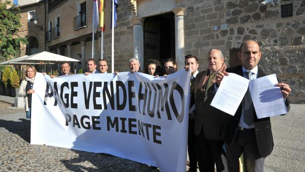 Una decena de alcaldes del PP, ayer, ante el Palacio de Fuensalida. En primer término, el de Los Navalucillos