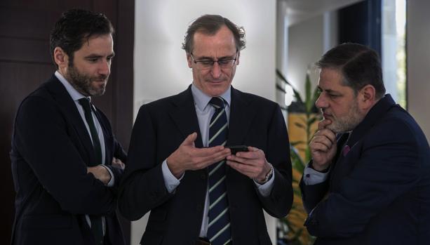 Los parlamentarios del PP Borja Sémper, Alfonso Alonso y Javier Ruiz de Arbulo