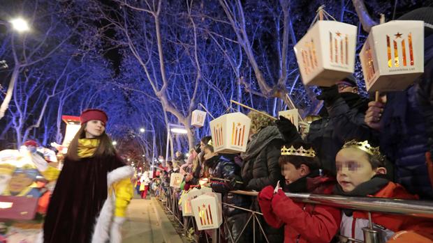 Farolillos independentistas en la cabalgata de Vic de 2017