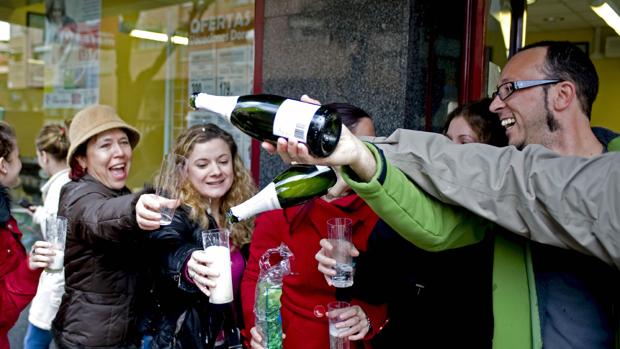 Los agraciados en Toledo con uno de los premios de la Lotería lo celebran