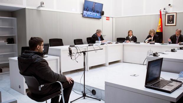 Juicio a un tuitero acusado de humillar a las víctimas