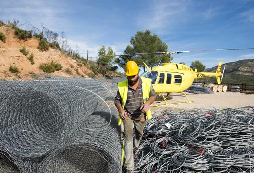 Un operari realitza treballs d'instal·lació