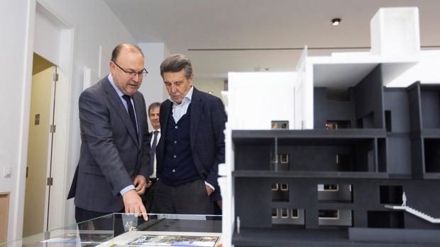 Imagen del presidente de Porcelanosa, Héctor Colonques, a la derecha, tomada este lunes