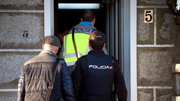 Los investigadores del caso, durante el registro practicado en la vivienda de uno de los acusados, el pasado 21 de enero