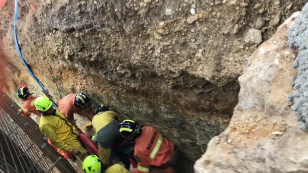 Bomberos durante el rescate del encofrador en Navarrés, este lunes