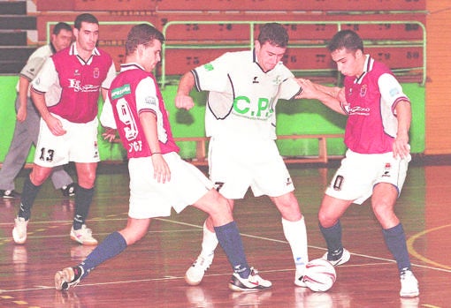 Bargas (de rojo) y Olías del Rey (blanco) vivieron derbis de mucha pasión en la División de Plata. Aquí una imagen de 2001
