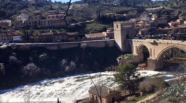 Estado del rio Tajo ayer a su paso por el toledano puente de San Martín