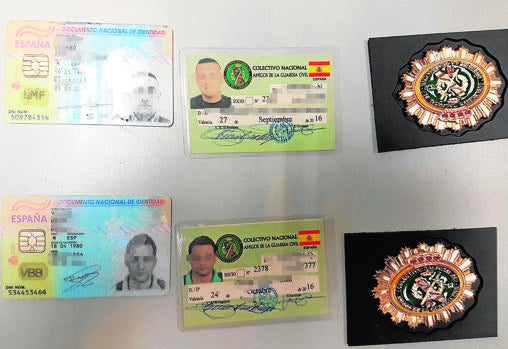 Carnés y placas falsas intervenidas a guardias civiles «ful»