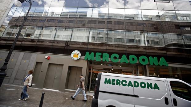 Imagen de archivo de una furgoneta de reparto frente a un supermercado de Mercadona en el centro de Valencia
