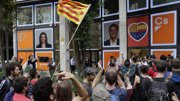 Una acción de Arran ante la sede de Ciudadanos en Barcelona
