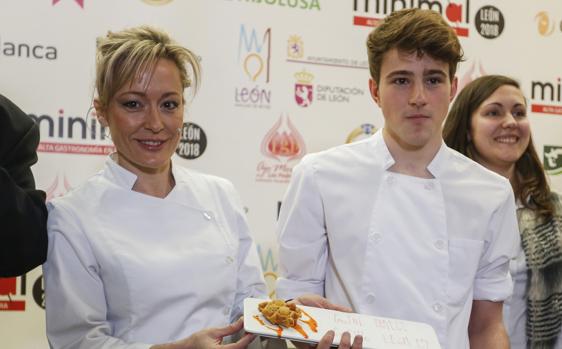 Los creadores de la tapa, Silvia Álvarez y Gabriel Fernández, junto con su elaboración