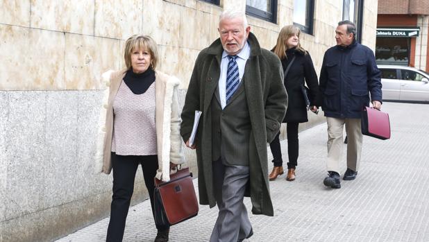 Los exconsejeros Begoña Nuñez, Zenón Jiménez, Olga Palacio y Marcos García, a su llegada a los juzgados